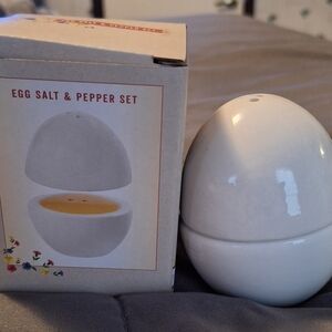 Cracker Barrel White Egg Salt & Pepper Set